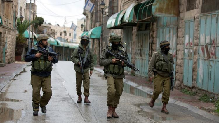 Des soldats de l'armée israélienne dans les rues d'Hébron en Territoires palestiniens, le 29 octobre 2015 [MENAHEM KAHANA / AFP/Archives]