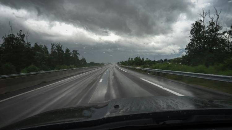 Sur l'autoroute près d'Alençon, dans l'Orne, sous la tempête Miguel, le 7 juin 2019 [GUILLAUME SOUVANT / AFP]