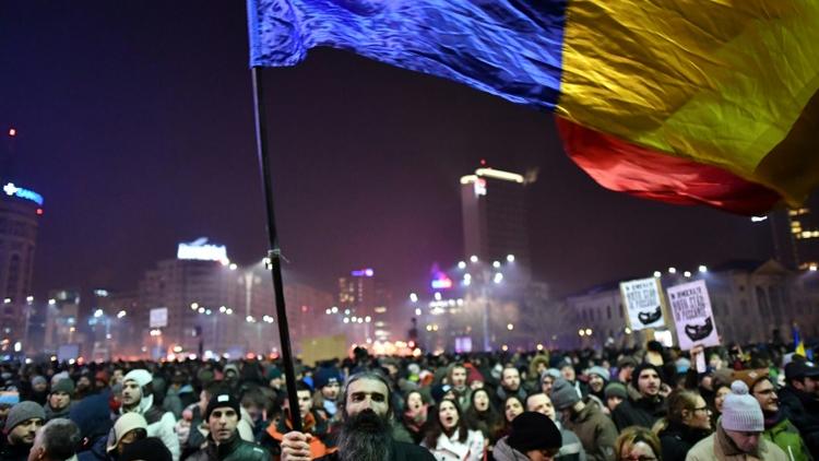Des milliers de Roumains sont descendus dans la rue à Bucarest le 31 janvier 2017 [DANIEL MIHAILESCU / AFP]