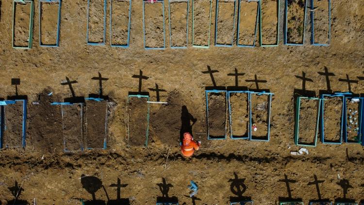Vue aérienne du cimetière Nossa Senhora Aparecida près de Taruma, Manaus, au Brésil, le 2 juin 2020 [Michael DANTAS / AFP]