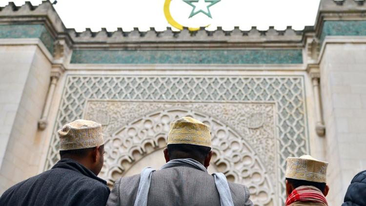 Des musulmans devant la Grande mosquée de Paris, le octobre 2012  [MIGUEL MEDINA / AFP/Archives]