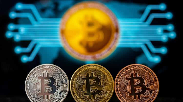 Une représentation visuelle de la crypto-monnaie Bitcoin dans une boutique de Tel-Aviv, le 6 février 2018 en Israël [JACK GUEZ / AFP/Archives]