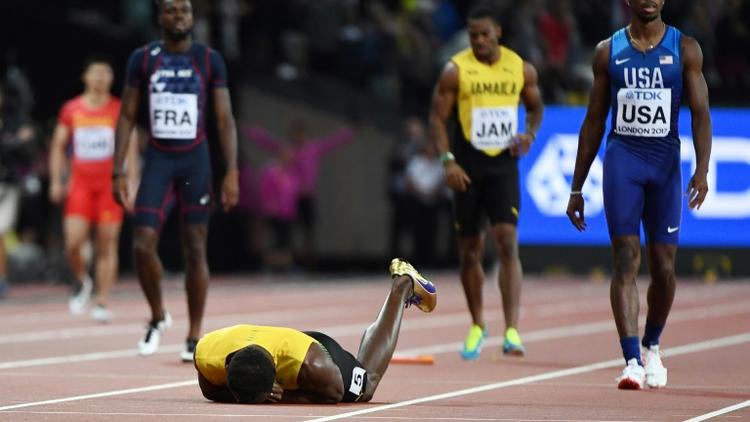 La star du sprint mondial Usain Bolt foudroyé en pleine finale du relais 4x100 m des Mondiaux de Londres, le 12 août 2017 [Jewel SAMAD / AFP]