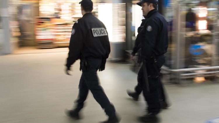 Des policiers en patrouille Gare du Nord à Paris, le 5 décembre 2012 à Paris [Fred Dufour / AFP/Archives]