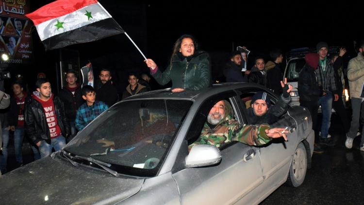 Des Syriens célèbrent à Alep la reprise de la ville par l'armée régulière le 22 décembre 2016 [George OURFALIAN / AFP]