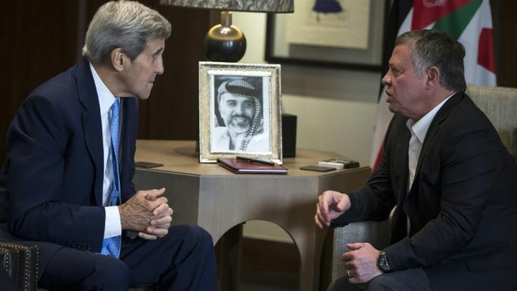Le secrétaire d'Etat américain John Kerry (G) face au roi Abdallah II de Jordanie, le 24 octobre 2015 à Amman [CARLO ALLEGRI / POOL/AFP]