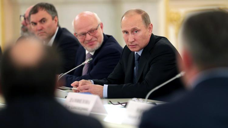 Viatcheslav Volodine (G) chef adjoint de l'administration présidentielle russe (3e en partant de la gauche, à côté de Vladimir Poutine), le 4 septembre 2013. Il fait l'objet de sanctions américaines pour son  rôle dans les atteintes à "la souveraineté" de l'Ukraine [Maxim Shipenkov / POOL/AFP/Archives]