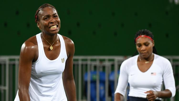 Venus et Serena Williams lors de leur match de double perdu face aux Tchèques Lucie Safarova et Barbora Strycova, aux JO de Rio le 7 août 2016 [Martin BERNETTI / AFP]