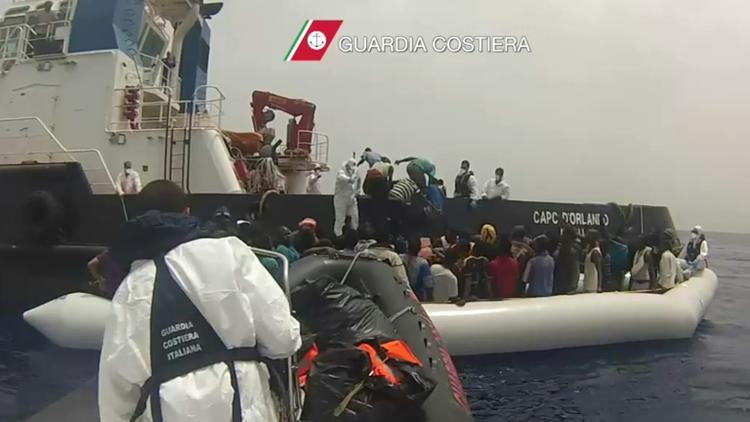 Opération de sauvetage de migrants le 27 mai 2016 au large de la Sicile [STR / AFP]
