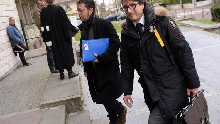 Le docteur Nicolas Bonnemaison (c) arrive au tribunal en compagnie de son avocat, Me Arnaud Dupin (d), le 17 janvier 2012 à Bayonne [Gaizka Iroz / AFP/Archives]