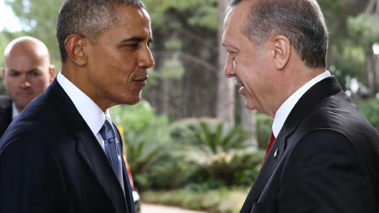 Le président turc Recep Tayyip Erdogan (D) accueille son homologue américain Barack Obama, le 15 novembre 2015 à Antalya [Yasin Bulbul / POOL/AFP/Archives]