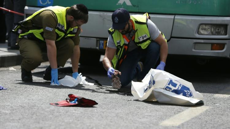 Des enquêteurs israéliens examinent les lieux après l'attaque perpétrée contre un Israélien à Jérusalem, le 8 octobre 2015 [AHMAD GHARABLI / AFP]