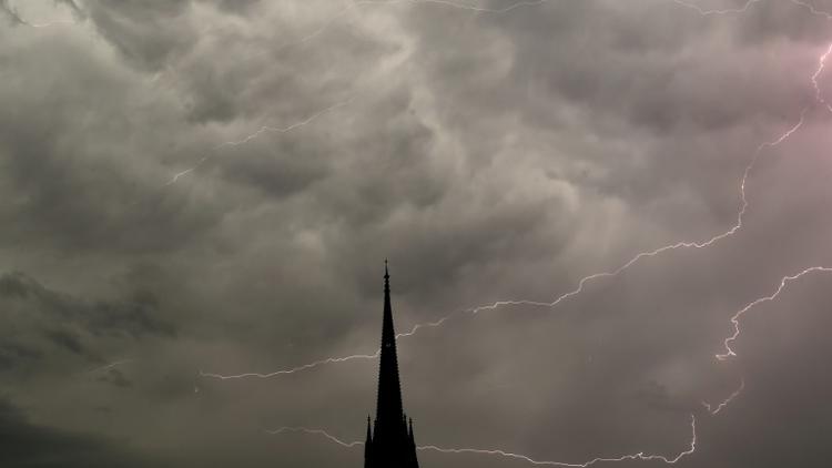 Un éclair au dessus de l'église Saint-Michel à Bordeaux, le 4 juillet 2018 [NICOLAS TUCAT / AFP]