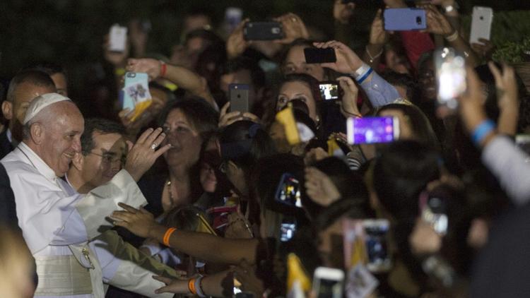 Le pape François salue la foule à Washington le 23 septembre 2015 [MOLLY RILEY / AFP]