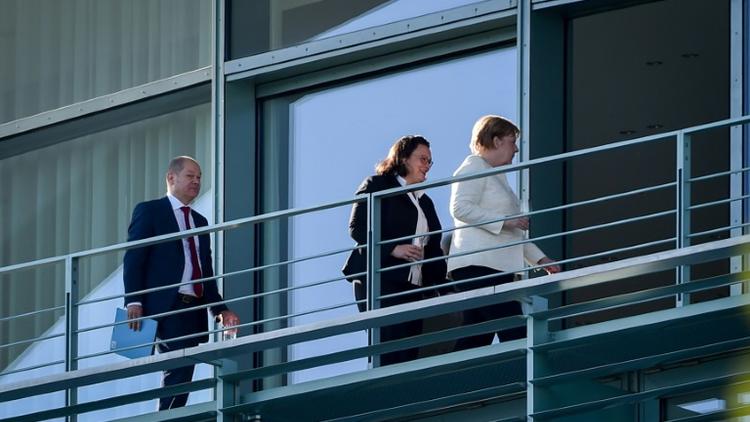 Le ministre allemand des Finances Olaf Scholz, la cheffe du SPD Andrea Nahles et la chancelière Angela Merkel arrivent à la chancellerie pour participer à une réunion de la coalition ministérielle avec la CSU bavaroise le 3 juillet 2018. [Arne Immanuel BAENSCH / dpa/AFP]