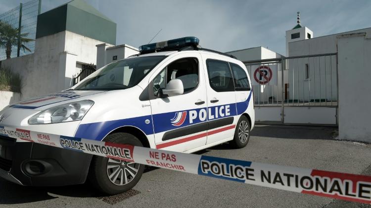 Une voiture de police est stationnée le 29 octobre 2019 devant la mosquée de Bayonne, au lendemain d'une attaque qui a fait deux blessés [Iroz Gaizka / AFP]