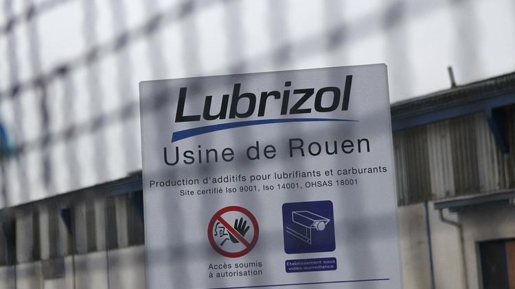 Photo d'archives datant du 22 janvier 2013 montrant le panneau d'entrée de l'usine Lubrizol de Rouen [Charly Triballeau / AFP/Archives]