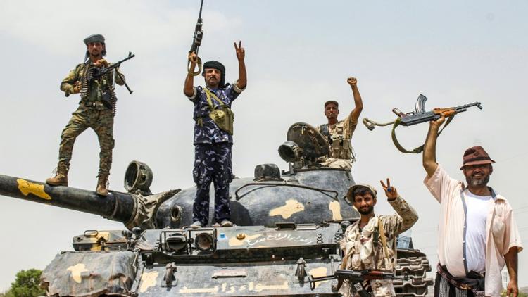 Des membres des forces séparatistes sudistes au Yémen font le V de la victoire à bord d'un char sur la périphérie de la province d'Abyane, voisine de celle d'Aden, le 29 août 2019  [Saleh Al-OBEIDI / AFP]