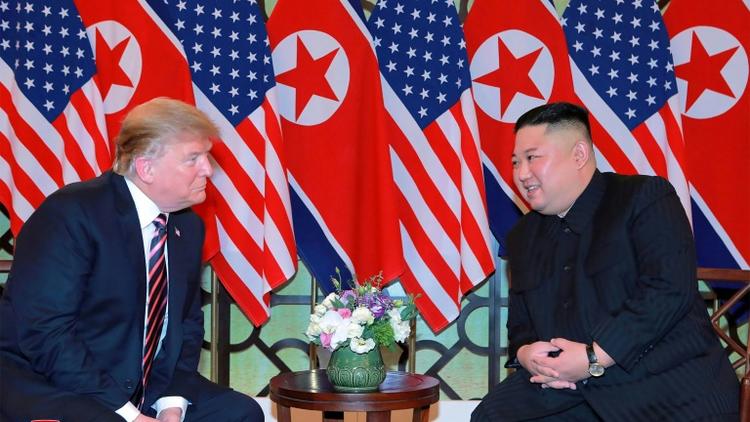 Le président américain Donald Trump et le dirigeant nord-coréen Kim Jong Un sur une photo de l'agence de presse officielle nord-coréenne KCNA à Hanoï le 27 février 2019 [KCNA VIA KNS / KCNA VIA KNS/AFP]
