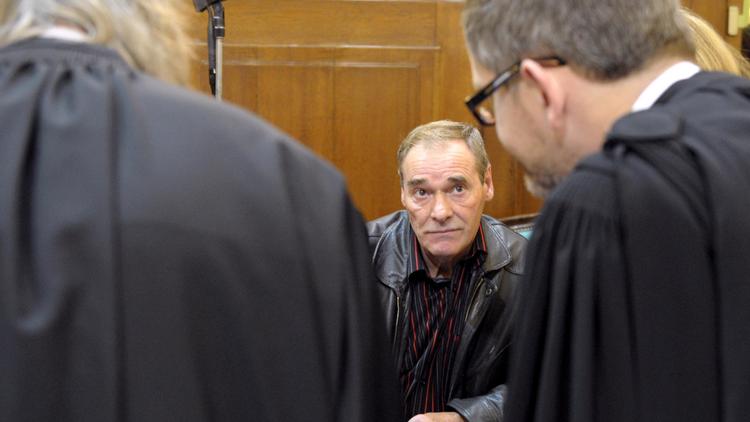 Jacques Maire, accusés du meurtre de deux jeunes femmes dans les années 80, et ses avocats, lors de sa troisième comparution devant une cour d'assises, le 6 octobre 2008 à Metz [Jean-Christophe Verhaegen / AFP/Archives]