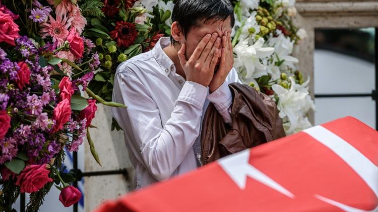 Recueillement après l'attentat: parmi les victimes, quatre personnes d'une même famille ont été tuées [OZAN KOSE / AFP]