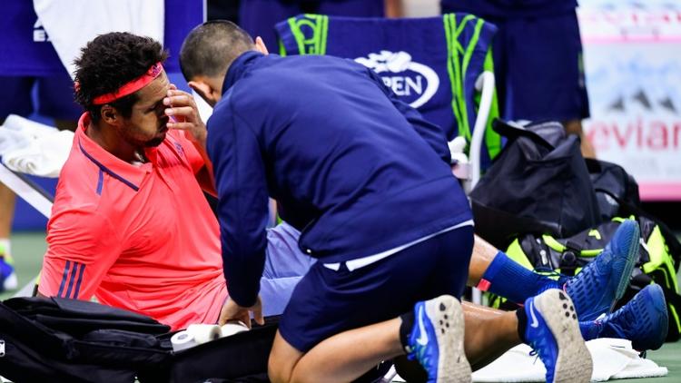 Jo-Wilfried Tsonga  contraint à l'abandon lors de son quart de finale de l'US Open face au Serbe Novak Djokovic en raison d'une blessure au genou gauche le 7 septembre 2016 à New York  [EDUARDO MUNOZ ALVAREZ / AFP]