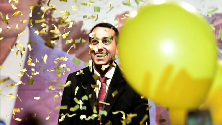 Le dirigeant du Mouvement 5 étoiles (M5S), Luigi Di Maio, célèbre avec ses partisans la victoire du mouvement aux élections législatives italiennes, le 6 mars 2018 dans sa ville de Pomigliano d'Arco [Alberto PIZZOLI / AFP]
