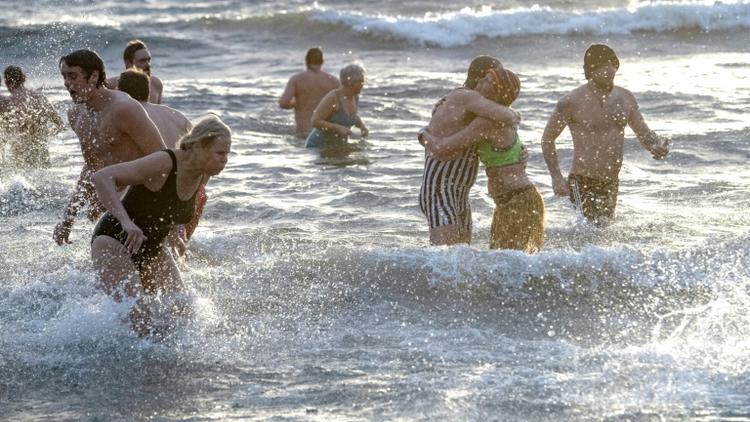 Des baigneurs participent au traditionnel bain du Nouvel An en mer Baltique à Ystad, dans le sud de la Suède, le 1er janvier 2019. [Johan NILSSON / TT NEWS AGENCY/AFP]