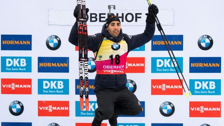 Martin Fourcade sur la 1re marche du podium en gagnant le sprint 10 km d'Oberhof (Allemagne), le 5 janvier 2018 [ROBERT MICHAEL / AFP]