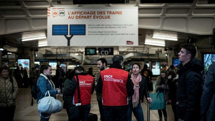 Des passagers s'informent auprès d'employés de la SNCF en gare de Lyon Part-Dieu au début de la grève dans l'entreprise, le 2 avril 2018 [JEFF PACHOUD / AFP]