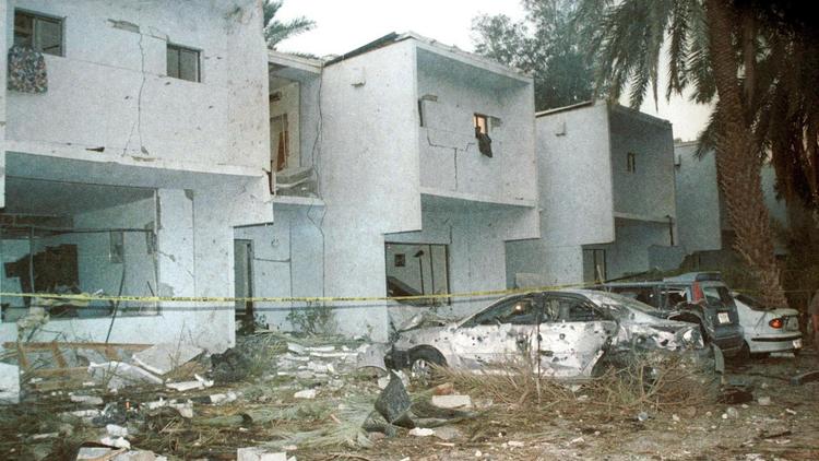 Les lieux d'un attentat à la bombe dans un complexe d'habitations destiné aux expatriés dans le quartier de Wadi Laban, à l'ouest de Ryad, en Arabie Saoudite, le 9 novembre 2003 [Bilal Qabalan / AFP/Archives]