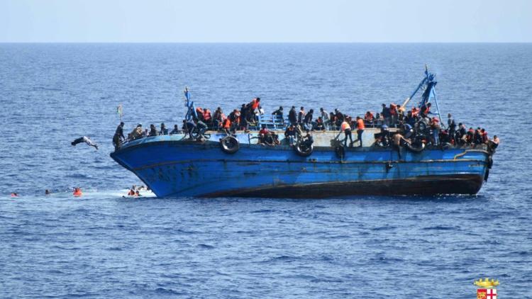 Photo fournie le 25 mai 2016 par la Marine italienne montrant un bateau de migrants sur le point de faire naufrage au large de la côte libyenne [STR / MARINA MILITARE/AFP]