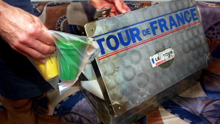Un kit de contrôle anti-dopage dans le camion médical du Tour de France, le 13 juillet 2000 au Mont Ventoux [Joël Saget / AFP/Archives]
