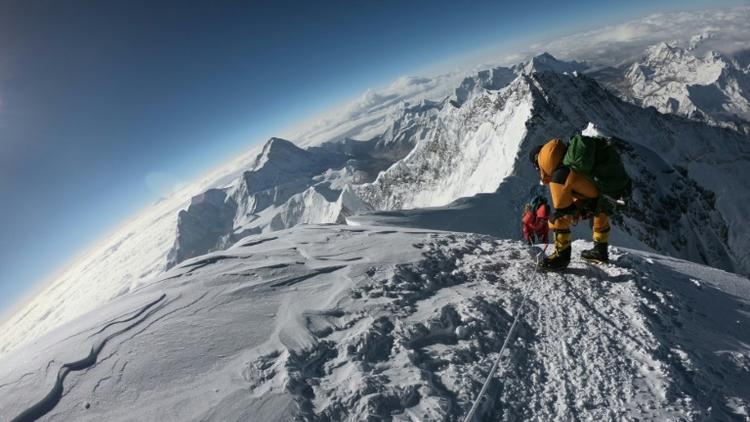 Sur cette photo d'archives du 17 mai 2018, des alpinistes approchent du sommet de l'Everest par la face sud, située au Népal. [Phunjo LAMA / AFP/Archives]