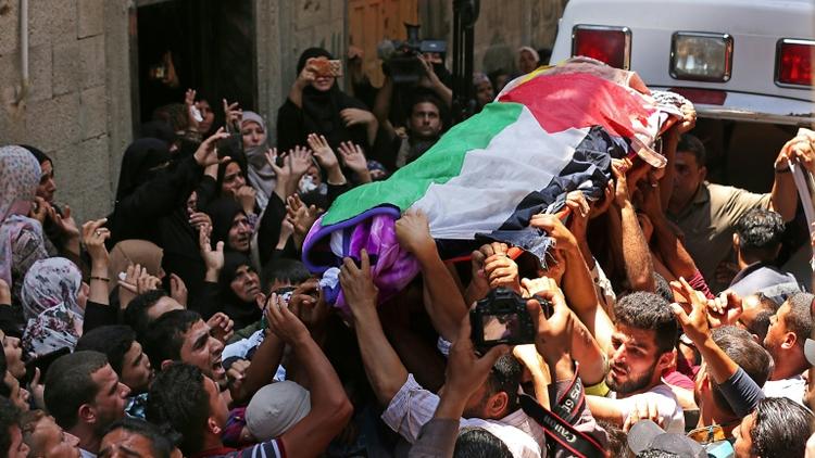 Des Palestiniens participent le 2 juin 2018 aux funérailles dans la bande de Gaza d'une jeune Palestinienne tuée par des tirs de soldats israéliens [Mahmud Hams / AFP]