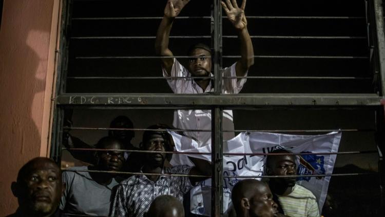 Des partisans de l'opposition assistent par une fenêtre au dépouillement des bulletins de vote de la présidentielle en République démocratique du Congo (RDC), le 30 décembre 2018 à Kinshasa. [MARCO LONGARI / AFP/Archives]
