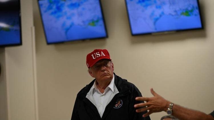 Le président Donald Trump le 29 août 2020 au cours d'une visite à Orange (Texas) après le passage de l'ouragan Laura qui a frappé la Louisiane et le Texas [ROBERTO SCHMIDT / AFP]