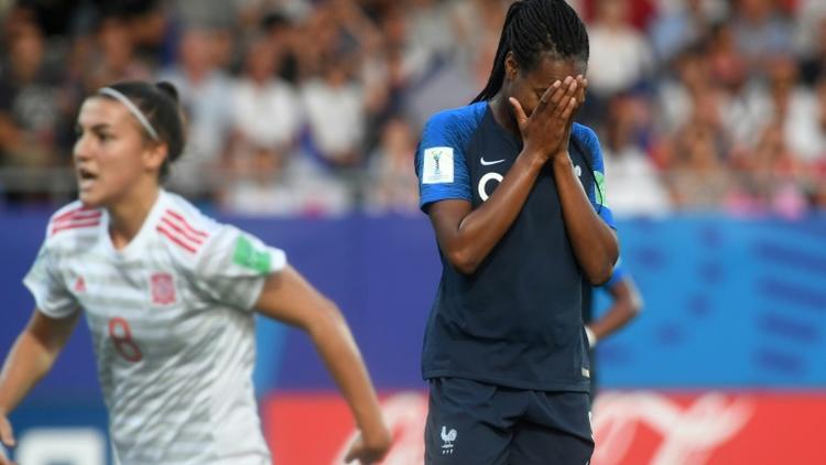 La Française Marie-Antoinette Katoto (d) vient de rater un penalty contre l'Espagne en demi-finale de la Coupe du monde dames des moins de 20 ans, le 20 août 2018 à Vannes (Morbihan)   [FRED TANNEAU / AFP]