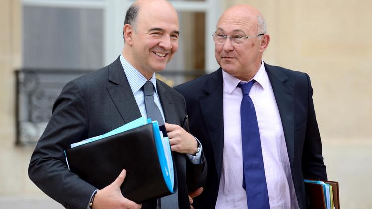 Le ministre de l'Economie, Pierre Moscovici (gauche), quitte l'Elysée, le 12 juin 2013 à Paris [Eric Feferberg / AFP/Archives]