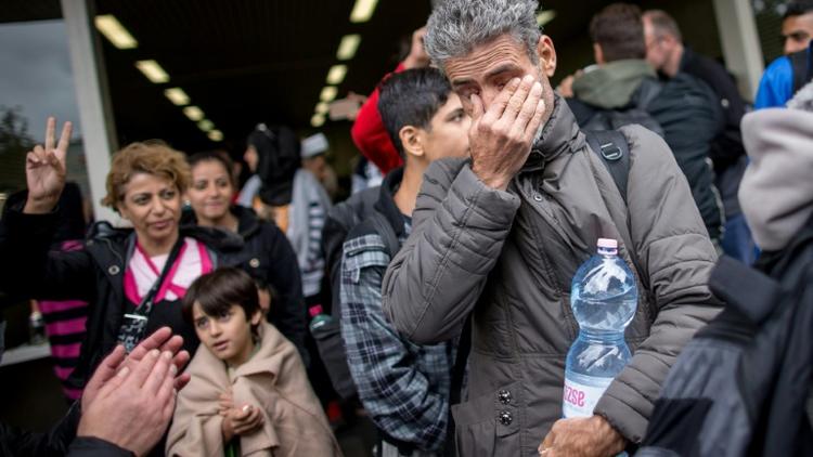 Des réfugiés à leur arrivée le 6 septembore 2015 à la gare de Dortmund en Allemagne [MAJA HITIJ / DPA/AFP]