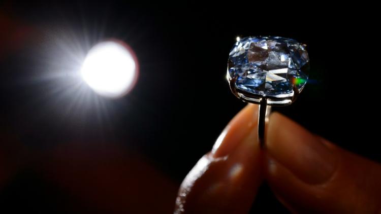 Le "Blue Moon diamond" qui sera vendu par Sotheby's à Genève, présenté le 4 novembre 2015 [FABRICE COFFRINI / AFP]