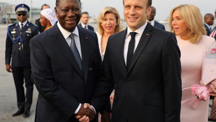 Le président français Emmanuel Macron (d) et le président de Côte d'Ivoire Alassane Ouattara, à l'aéroport d'Abidjan, le 20 décembre 2019 [LUDOVIC MARIN / AFP]