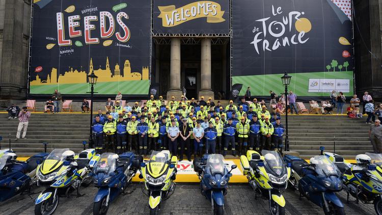 Des membres de la Garde républicaine (en bleu) et des policiers britanniques posent à la veille du départ du Tour de France, le 4 juillet 2014 à Leeds [Lionel Bonaventure / AFP/Archives]