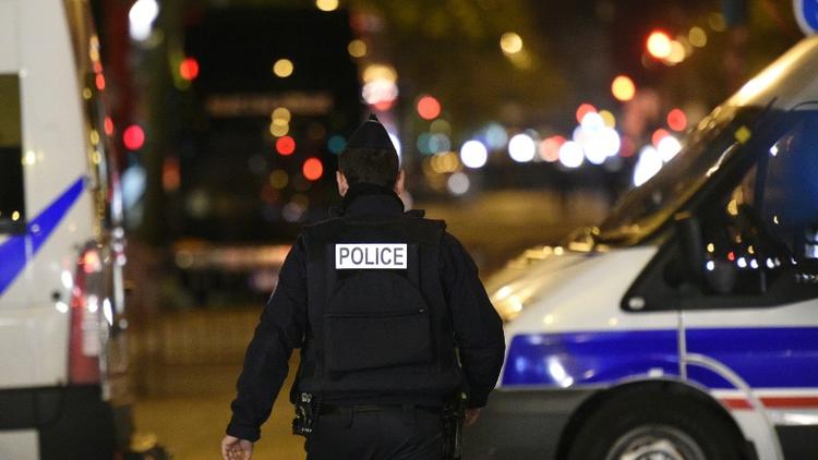 La police patrouille le 14 novembre 2015 près du Bataclan à Paris [FRANCK FIFE / AFP]