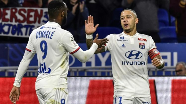 Les attaquants de Lyon Moussa Dembélé (g) et Memphis Depay buteurs contre Metz le 26 octobre 2019 à Décines-Charpieu  [PHILIPPE DESMAZES / AFP]