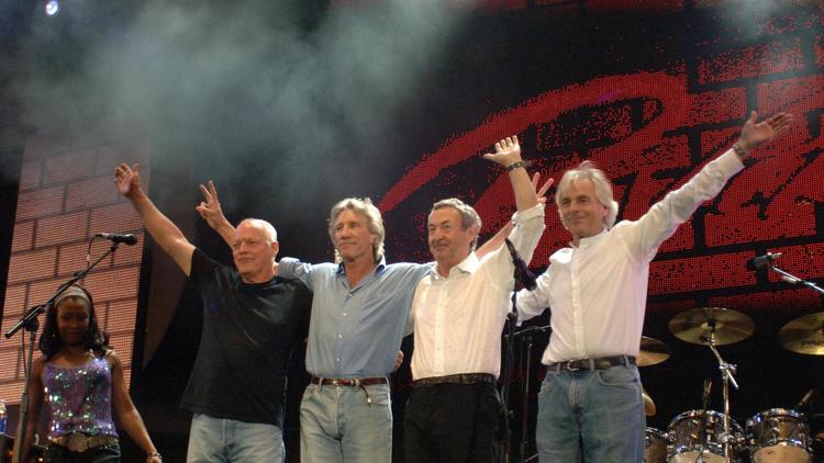 Les musiciens du groupe de rock britannique Pink Floyd saluant le public lors de leur premier concert en 24 ans, à Hyde Park à Londres, le 2 juillet 2005 [John D Mchugh / AFP/Archives]