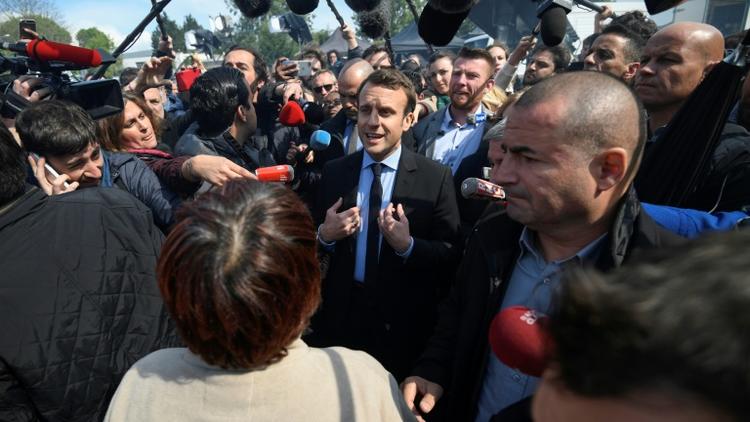 Emmanuel Macron (c), candidat à la présidentielle, s'adresse aux salariés de Whirlpool, le 26 avril 2017 à Amiens [Eric FEFERBERG / AFP/Archives]