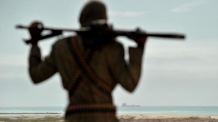 Mohamed Garfanji, considéré comme l'un des plus puissants pirates somaliens, sur une dune à Hobyo en Somalie, le 20 août 2010 [Roberto Schmidt / AFP/Archives]