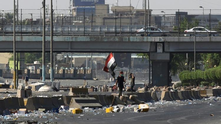 Un drapeau irakien est brandi lors d'une manifestation contre le pouvoir à Bagdad, le 4 octobre 2019 [ / AFP/Archives]