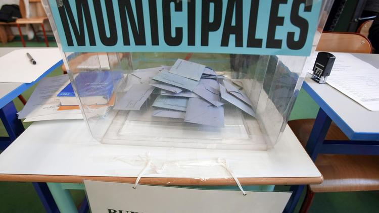 Des bulletins de vote dans une urne lors des élections municipales le 9 mars 2008 à Strasbourg [Olivier Morin / AFP/Archives]